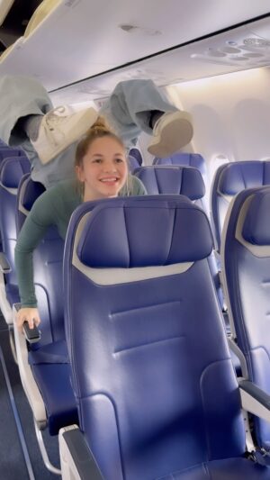 Emerald Gordon Wulf Instagram - How to switch seats with no one noticing 👀 This was after 3 days with no sleep, I think I was loopy 🤪 
What is your favorite airline? If it’s not on this list tag it! 
The @southwestair team was so nice to let me burn off some energy during the layover. #contortion #contortionist #flexible #flexibleteens #flexibility #dance #dancer #stunt #funny #relatable