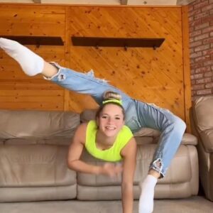 Emerald Gordon Wulf Instagram - I really feel like Tinkerbell in this. #contortion #contortionist #flexible #gymnastics #gymnast #flexibility #tiktok #handstand #gimnasio #mobility #calisthenics