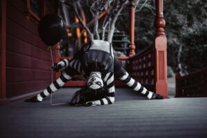 Emerald Gordon Wulf Instagram - I couldn’t stop laughing with this nose 🤥 Should I post the video of me trying to scare some tourists but failing miserably when my wig fell off?
Photos by @kalialexsis  #fail 
#Contortion #contortionist #flexible #flexibility #scary #horrormovies #horror #creepy #creepypasta #laughingjack #it #clown