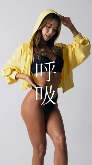 Emi Yanagimoto Instagram - 🙆‍♀️やれた人は…✍️
🙆‍♀️この絵文字をコメントに残してね🥰

【身体変えたいなら"呼吸"を見直して🔥】

💨呼吸が浅いと…？
・疲れやすい/疲れが取れない
・下腹ぽっこり/お腹周りがだらしない
・肩こりや腰痛に苦しむ
・筋トレを頑張ってるのに変わらない

これらの原因に😢
だから、呼吸を無視して筋トレをガシガシやるのは
さらに遠回りになってしまう🙅‍♀️
まずは[浅い呼吸を改善]するために、
硬くなっている部分にアプローチしましょう☝️

⏰どれくらいやるか⏰
🦶左右コロコロ・かかとトントン/30秒ずつ
💨赤ちゃん呼吸/5-10回くり返す
※丸まるのが辛い人は
腰・お尻・前ももストレッチしてからやってみてね！

👇おすすめタイミング👇
❶起床後
→呼吸の意識が入ると立ち姿もシャキッとする！
キュッ&脱力の方を多めにするのも◎🤸
❷就寝前
→呼吸深まるとぐっすり眠れる💤
夜はゆっくり深呼吸するのを大切にしてね🛌

ーーーーーーーーーーー

🙆‍♀️やれた人は…✍️
🙆‍♀️この絵文字をコメントに残してね🥰

ーーーーーーーーーーー

🗣️こんなお悩みありませんか？
・お腹だけがぽっこり😭
・寸胴体型から卒業したい👩‍🎓
・下腹のお肉取れない🥵

\ いきなり筋トレ始めるの、ちょっと待った🤲 /

呼吸をする→続けるだけでも
ウエストはちゃんと変わります！！！🙆‍♀️
お金をかけずに今すぐできる✅

くびれ爆誕コンディショニングで
美尻とくびれを爆誕させてね🔫💞

👚 @cronos_apparel 
#くびれ
#くびれづくり
#くびれ専門トレーナー