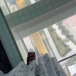 Emi Yanagimoto Instagram - The inside and outside of the @dubaiframe 🤭🪟
仕事の合間にリフレッシュしてきました💞
中で観られる映像も美しくて圧倒された！おすすめです🫶