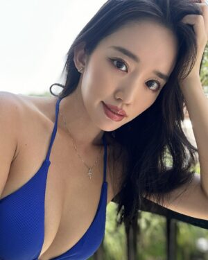 Emi Yanagimoto Instagram - カラコンも肌補正も好き。
だけど、ありのままの自分も好き。
というわけで今日は完全無加工ノーカラコン。
中学生の頃からディファイン付けてたし、
アプリで撮るのも当たり前だったから
こんな風に思う日が来るとは考えもしなかったなぁ。
海外生活の中で得られたことのひとつかも☺️

#ありのまま
#iphoneポートレートモード 
#2枚目もありのままの姿