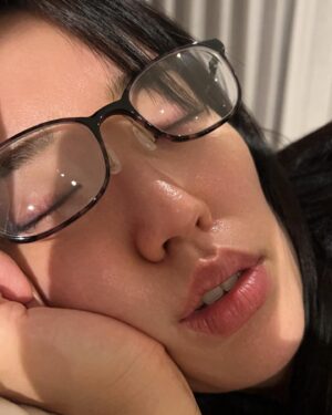 Emi Yanagimoto Instagram - カラコンも肌補正も好き。
だけど、ありのままの自分も好き。
というわけで今日は完全無加工ノーカラコン。
中学生の頃からディファイン付けてたし、
アプリで撮るのも当たり前だったから
こんな風に思う日が来るとは考えもしなかったなぁ。
海外生活の中で得られたことのひとつかも☺️

#ありのまま
#iphoneポートレートモード 
#2枚目もありのままの姿