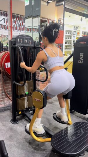 Emi Yanagimoto Instagram - 👚 @cronos_apparel 
2nd time in @binousgym_ 🙌🍑
行くたびに広さに驚くジム🤣