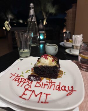 Emi Yanagimoto Instagram - A memory from the desert. 🏜️📷
Which one is your favorite?🤔

私は2枚目と3枚目かな〜。
私たちはありのままでいいの！って感じする、我ながら。

実際、ありのままが一番だもの。