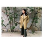 Emi Takei Instagram - 日がだんだん長くなって はやめの夜ごはんが 心地良い･･･🌿 トレンチが着れる一瞬の時期☺️ あまりブランドにこだわりは無くて 好きなものを選ぶけど 今季はよく #KHAITE に目がいく。 袖を通すとディテールの良さと着心地の良さ🌿