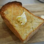 Emi Takei Instagram - 遅くなった、お昼ごパン🍞 ソファくらいふわふわの厚切りで。 お腹空いてるから欲張ってしまった 名古屋魂でしょうか。😂