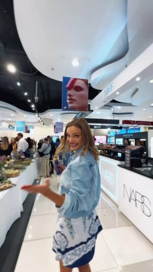 Emilia Daiber Instagram - Hoy fui parte de la activación de sostenibilidad de @tiendasparis!!
Y aprovecho de contarles que desde hoy hasta el lunes pueden ir a dejar su envase y tendrán un 10% de descuento en @parisbeauty_cl!! 
Orgullosa de tremenda iniciativa 🫶🏽
#publicidad