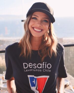 Emilia Daiber Instagram - Algunas postales de lo que fue nuestro paso por Viña! Un festival diferente donde todos y todas trataron de aportar desde su vereda a miles de familias afectadas por los incendios. Y siguen necesitándonos! No los olvidemos!!! 
Gracias @desafiochile por su tremenda labor 🫶🏽
@skecherschile 
@jpqueralto
📷 por el máximo @titogaete 🤍