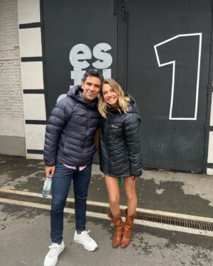 Emilia Daiber Instagram - Desde el otro lado de la cordillera les enviamos puro cariño!! Visitando a nuestros compañeros de Telefe… @sabingochv en todas! 😜 cierto @emiliadaiber y cierto @tonoperedo 
Ya se viene próximas fotos….
La canción de fondo es un hit acá! jajajaja
