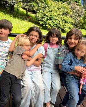 Emilia Daiber Instagram - Felices 5 años mi amor!!! han sido lejos los mejores mi vida. Gracias por tu alegría desbordante, por ser audaz y al mismo tiempo sumamente dulce. 

Siempre has sido amante de las palabras, de las personas, y te has transformado en un niño tremendamente cariñoso, inteligente y generoso!

Una parte de mi espera que te quedes así para siempre… Regaloneando conmigo en esos abrazos que logran congelar el tiempo, pero me conformo con que seas siempre feliz mi Baltazar, rodeado de mucho amor 🤍 
@axelreichh