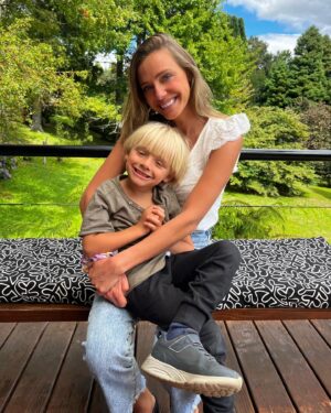 Emilia Daiber Instagram - Felices 5 años mi amor!!! han sido lejos los mejores mi vida. Gracias por tu alegría desbordante, por ser audaz y al mismo tiempo sumamente dulce. 

Siempre has sido amante de las palabras, de las personas, y te has transformado en un niño tremendamente cariñoso, inteligente y generoso!

Una parte de mi espera que te quedes así para siempre… Regaloneando conmigo en esos abrazos que logran congelar el tiempo, pero me conformo con que seas siempre feliz mi Baltazar, rodeado de mucho amor 🤍 
@axelreichh