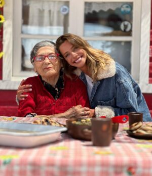 Emilia Daiber Instagram - @sabingochv me ha dado la posibilidad de conocer los rincones más recónditos de nuestro país, y en ellos he conocido a las personas más extraordinarias y sus historias de vida🫶🏽 
hoy comenzamos a vivir nuevas experiencias junto a mi equipo adorado de Sabingo!!!! 

@polalons 
@eliascontrerasg 
@orlandoromerom