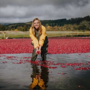 Emilia Daiber Instagram - Inolvidable experiencia en la cosecha de cranberry y con el mejor grupo humano 🫶🏽

@oceanspraylatam 
#elpoderdelcranberry 
#publicidad