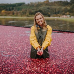 Emilia Daiber Instagram - Inolvidable experiencia en la cosecha de cranberry y con el mejor grupo humano 🫶🏽

@oceanspraylatam 
#elpoderdelcranberry 
#publicidad