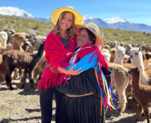Emilia Daiber Instagram - Me hace tan feliz poder ser parte de la familia de @sabingochv y ser un puente con las personas que tienen historias que merecen ser visibilizadas. En “Ancestrales” he conocido a comunidades que trabajan día a día por mantener viva la memoria histórica de sus pueblos originarios y para mi es un privilegio conocer sus historias, tradiciones y costumbres!