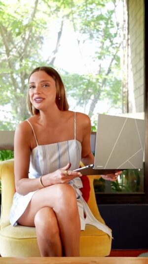 Emilia Daiber Instagram - Estoy en llamas con mi Asus Zenbook S13 OLED!!!Es liviano y puedo llevarlo a todos lados conmigo, además tiene un diseño increíble! No puede más!!!!😍
.
.
.
#ASUS #ZenbookS13OLED