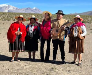 Emilia Daiber Instagram - Me hace tan feliz poder ser parte de la familia de @sabingochv y ser un puente con las personas que tienen historias que merecen ser visibilizadas. En “Ancestrales” he conocido a comunidades que trabajan día a día por mantener viva la memoria histórica de sus pueblos originarios y para mi es un privilegio conocer sus historias, tradiciones y costumbres!