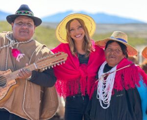 Emilia Daiber Instagram - Me hace tan feliz poder ser parte de la familia de @sabingochv y ser un puente con las personas que tienen historias que merecen ser visibilizadas. En “Ancestrales” he conocido a comunidades que trabajan día a día por mantener viva la memoria histórica de sus pueblos originarios y para mi es un privilegio conocer sus historias, tradiciones y costumbres!