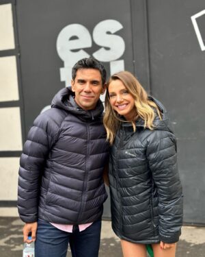 Emilia Daiber Instagram - Desde el otro lado de la cordillera les enviamos puro cariño!! Visitando a nuestros compañeros de Telefe… @sabingochv en todas! 😜 cierto @emiliadaiber y cierto @tonoperedo 
Ya se viene próximas fotos….
La canción de fondo es un hit acá! jajajaja