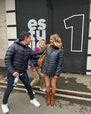 Emilia Daiber Instagram - Desde el otro lado de la cordillera les enviamos puro cariño!! Visitando a nuestros compañeros de Telefe… @sabingochv en todas! 😜 cierto @emiliadaiber y cierto @tonoperedo 
Ya se viene próximas fotos….
La canción de fondo es un hit acá! jajajaja
