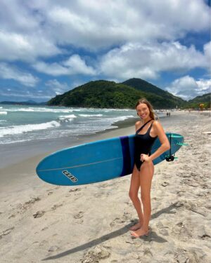 Emilia Daiber Instagram - Modo vacaciones!! Aquí tratando de pararme en la tabla (sin buenos resultados 😂) pero con la mejor compañía!! 🫶🏽
@axelreichh 
@domireichhard