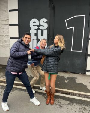 Emilia Daiber Instagram - Desde el otro lado de la cordillera les enviamos puro cariño!! Visitando a nuestros compañeros de Telefe… @sabingochv en todas! 😜 cierto @emiliadaiber y cierto @tonoperedo 
Ya se viene próximas fotos….
La canción de fondo es un hit acá! jajajaja