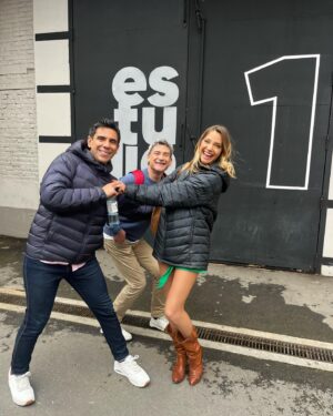 Emilia Daiber Instagram - Desde el otro lado de la cordillera les enviamos puro cariño!! Visitando a nuestros compañeros de Telefe… @sabingochv en todas! 😜 cierto @emiliadaiber y cierto @tonoperedo 
Ya se viene próximas fotos….
La canción de fondo es un hit acá! jajajaja