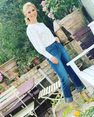 Emilia Fox Instagram - Had another very funny and jaw dropping time filming @c4gogglebox with mum for last night’s show. I’m not sure what mum was more terrified of - Robert de Niro in Cape Fear or the racer snakes on the Galapagos! And then, as for 127 hours....am not sure she will have got over it for this week’s filming! I absolutely love seeing everyone else’s reactions. So, so funny. Thank you @wyselondon for letting me #borrow your super stylish high waisted, turn up jeans and starry long sleeved tee. And thank you @ollymjewellery for the beautiful feather hoops you kindly #gifted me to wear for the show. They are so fab. Have a lovely weekend! #Gogglebox #funwithmum #summertv #summerroses #july