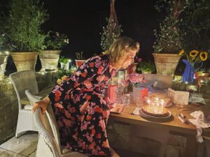 Emilia Fox Instagram - Blowing out candles on my beautiful new birthday #gifted garden table! 🎂 💕🎂💕🎂💕I got home on Friday night and my little girl covered my eyes and walked me into the garden and I was staggered to see the most beautiful Harmondsworth table and Chatto chairs which I have been dreaming of. The garden has always been my favourite place to be and now it is even more so. Thank you @neptunehomeofficial for making me such a happy birthday girl and  thank you @clairabellabingbong @sleeprosie and 🌹for making it look so magical. #summernights #holidayathome #birthdayathome #realneptunehomes