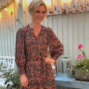 Emilia Fox Instagram - Had the most lovely time discussing great books with @djsaracox @danesnaptiste @mrandyparsons and @evannalynch . Thank you #betweenthecovers for inviting me to join the 📚 club for tonight’s show at 7.30pm @bbctwo . And thank you @lizbeckettmua for fab h&m and @wyse for letting me #borrow this beautiful dress. #lovereading #lovebooks #bookworm #jointheclub 📕📗📘📙📖