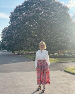 Emilia Fox Instagram - I so enjoyed spending a beautiful English summer evening @kewgardens learning more about biodiversity and the wonderful work they do there to protect it on a global scale. 🥀🪷🍄🌳 #biodiversity #fungi #plants #flowers #trees #seeds #horticulture 💚