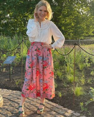 Emilia Fox Instagram - I so enjoyed spending a beautiful English summer evening @kewgardens learning more about biodiversity and the wonderful work they do there to protect it on a global scale. 🥀🪷🍄🌳 #biodiversity #fungi #plants #flowers #trees #seeds #horticulture 💚
