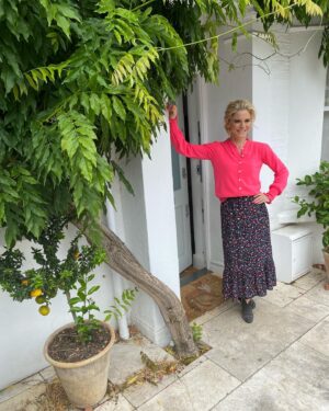 Emilia Fox Instagram - It’s @c4gogglebox tonight at 9pm. A good one for a Friday night sing-a-long 🎵🎶🎵 and one of my favourite films ever. Plus some incredible cake decorating! 🍰Thank you @wyselondon for cheering up the week with some hot pink and thank you @ollymjewellery for making such beautiful earrings. I am looking forward to a ☀️☀️☀️Saturday ahead. Have a great weekend! #fridaynightin #gogglebox 📺
