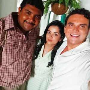 Emilia Ceballos Instagram - Mi gente hermosa de Panamá 🇵🇦 
Muy pronto llegará a ustedes esta sonrisa 😊 y estos dos Grandes artistas que me acompañaron en toda la historia de @leandrodiaznew con mi personaje de #clementina 

@johanriverazumaque y @silvestredangond los quiero mucho !

Pronto por @telemetro 
@novelastelemetro 

La niña #clementina 
#leandrodiaz #panamá #series