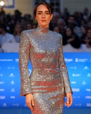 Emilia Lazo Instagram - Qué noche tan especial, gracias @festivalmalaga por invitarme a vivir esta fantasía de la mano de @mansconceptmenswear 🤍

Y a todas las personas que hacen posible este look mágico. 

@joyassardinero 
@sevillano_anita_ 
@ehmoda 
@fabracomunicacion 
@me_love_me_unasymas 
@aleighthouse
@guess