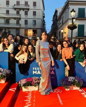 Emilia Lazo Instagram - Qué noche tan especial, gracias @festivalmalaga por invitarme a vivir esta fantasía de la mano de @mansconceptmenswear 🤍

Y a todas las personas que hacen posible este look mágico. 

@joyassardinero 
@sevillano_anita_ 
@ehmoda 
@fabracomunicacion 
@me_love_me_unasymas 
@aleighthouse
@guess