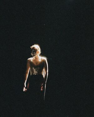 Emilia Lazo Instagram - “Cuerpo, luz, sombra y alma”fueron algunos de los conceptos que nos guiaron para crear el videoclip de “Alma vieja” con nuestro querido @colectivo.delirio 🎥

Esperamos que lo estéis disfrutando tanto como nosotros disfrutamos de la locura del proceso creativo junto a un equipo de artistas increíbles❤️‍🔥

LINK IN BIO! 

@emiliaypablomusic