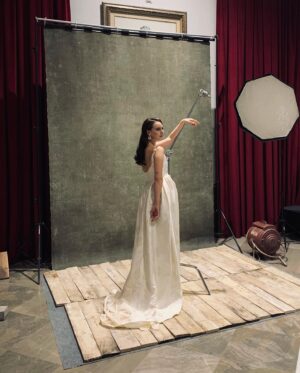 Emilia Lazo Instagram - Ha sido increíble poder estar en la inauguración del @festivalmalaga, gracias por invitarme a vivir esta fantasía con este sueño de vestido de @paulamatthei 🤍

Y a todas las personas que hacen posible este look maravilla.✨ 

@joyassardinero 
@hanleyglasses 
@ehmoda 
@guess 
@fabracomunicacion 
@manuelcantoncorral 
@rocioterral 
@me_love_me_unasymas 
@aleighthouse
@sarabiramos