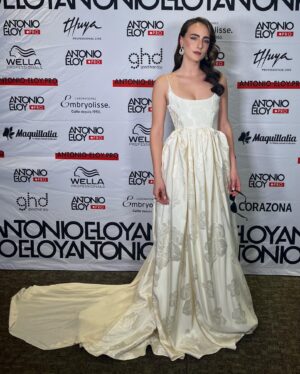 Emilia Lazo Instagram - Ha sido increíble poder estar en la inauguración del @festivalmalaga, gracias por invitarme a vivir esta fantasía con este sueño de vestido de @paulamatthei 🤍

Y a todas las personas que hacen posible este look maravilla.✨ 

@joyassardinero 
@hanleyglasses 
@ehmoda 
@guess 
@fabracomunicacion 
@manuelcantoncorral 
@rocioterral 
@me_love_me_unasymas 
@aleighthouse
@sarabiramos