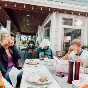 Emilie Ullerup Instagram - Join this totally normal family tonight! 8/7C on @hallmarkchannel 🇺🇸 and @schearthome 🇨🇦 Hoping the rest of the 🌍 can watch tomorrow on #netflix ✨✨✨ #chesapeakeshores #chesapeeps