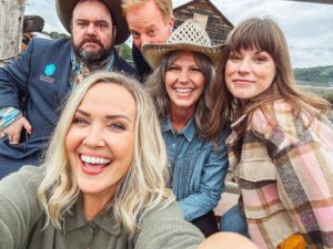 Emilie Ullerup Instagram - Thinking back to these good times. All awesome humans. Peter Mooney I see you hiding your snack. #petermooney @megsieheff @captaingauthier @davidjlewis11 @chantalperron @terryjohningram @shannamair