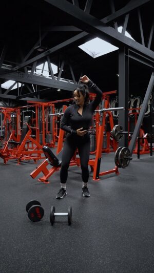 Emily Alabi Instagram - When my trainer encourages “active rest.” 💃🏽

📋 @echaleganastraining 
📍 @smtfhollywood 

#health #fitness