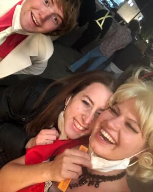 Emily Althaus Instagram - LICORICE PIZZA IS OUT NOW !! Merry Christmas you filthy filthy animals. Love forever, Kiki Page ❤️💃🏻 @licoricepizza 🍕🍸🚚🎥 #licoricepizza *swipe thru to see the wig that almost was