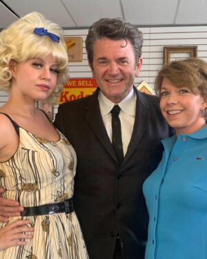 Emily Althaus Instagram - LICORICE PIZZA IS OUT NOW !! Merry Christmas you filthy filthy animals. Love forever, Kiki Page ❤️💃🏻 @licoricepizza 🍕🍸🚚🎥 #licoricepizza *swipe thru to see the wig that almost was