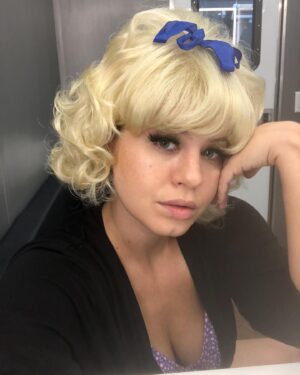 Emily Althaus Instagram - LICORICE PIZZA IS OUT NOW !! Merry Christmas you filthy filthy animals. Love forever, Kiki Page ❤️💃🏻 @licoricepizza 🍕🍸🚚🎥 #licoricepizza *swipe thru to see the wig that almost was