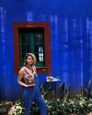 Emily Althaus Instagram - Messed around and wore the same thing as this building. And by “this building” i mean Frida Kahlo’s home, and winner of this particular “who wore it best” contest. #cdmx #kahlo #inblue 🧵
