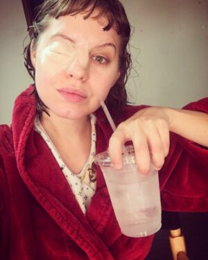 Emily Althaus Instagram - It is eye. (not an endorsement of plastic DEF an endorsement of @brianspearsfx and all the hard work he put in making me beautiful in season 4 of #oitnb. No one mixes puss like Brian. And that’s facts.) #oneeyefullheartscantlose #kukudio #badplastic #orangeisthenewblack #babybangs 🍊🖤👁 #sloth