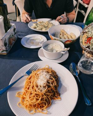 Emily Ashby Instagram - 𝐏𝐚𝐬𝐭𝐚 𝐚𝐧𝐝 𝐋𝐨𝐛𝐬𝐭𝐚🦞 𝑬𝒂𝒕𝒊𝒏𝒈 𝒐𝒖𝒓 𝒘𝒂𝒚 𝒕𝒉𝒓𝒐𝒖𝒈𝒉 𝒕𝒉𝒆 #mediterranean 

#italiansummer #italianfood #italy