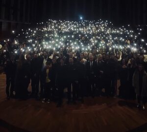 Emily Beecham Instagram - Love you cast & brilliant crew about 400 people from all over world worked suuuper hard to make the show 🖤I think everyone’s partners have finally forgiven them😂🤞🏼

Well that was bloody great
@baranboodar @jantjefriese you clever crazy geniuses 😈

@rosefordestudio badassest stylist extrodinario coordinating the logistical madness of transporting endless items between various countries. So blooming grateful.🙏🏻
Brilliant @stefanie.mellin.official I LOVED working with you 🖤Let’s do this again!
And @nicownr and rest of Netflix press team, love you thanks for making sure I was ok and looking after me so well again. And for helping solve the urgent mystery of the disappearing gloves amidst the 
chaos. Plate spinning virtuosos. 👌🏼🌊🧤

@aneurin.b @lucaslynggaardtonnesen @christinawagner_hairandmakeup @elicebeth_hairandmakeup_artist @clararosager @jonasbloquet @miguel_bernardeau @ollivier_mathilde @rosaliemaecraig @thegabbywong @andreaspietschmann @tino_mewes @mryanngael @izabearlur @isaakdentler @mariaerwolter @alexandre_willaume @josepimentao #clararosager #mariawolters #aneurinbanard #jonasbloquet #mathildeollivier #rosaliecraig #gabbywong #baranboodar #jantjefriese #andreaspietschmann #tinomewes #isabellawei #alexandrewilliaume #josepimentao #1899premiere #1899netflix🔥🔥🚨